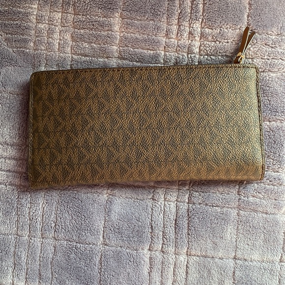 Michael Kors wallet with small removable card case - Picture 2 of 8